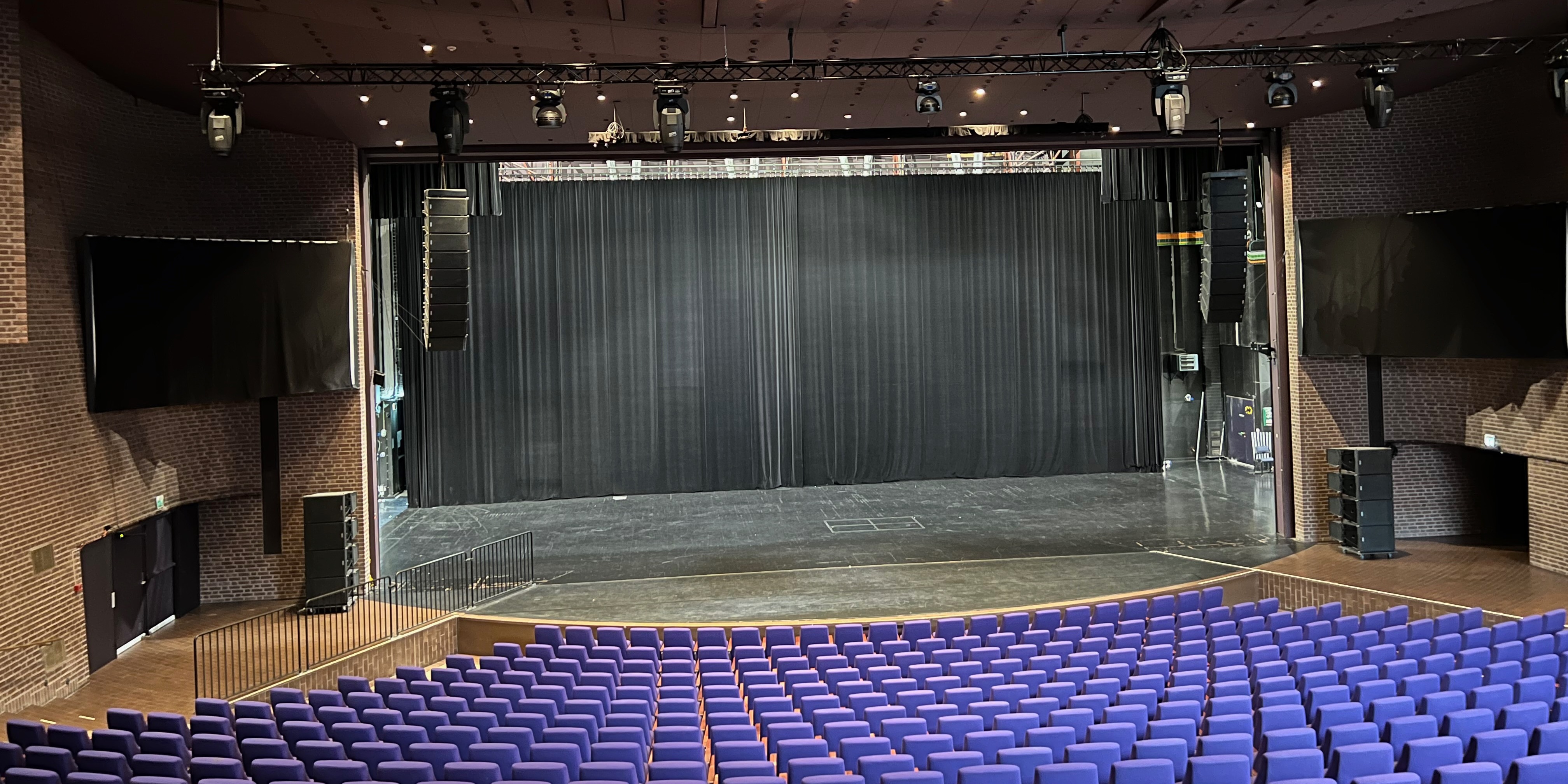 Scenen sett fra toppen